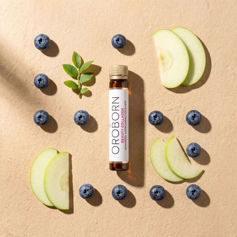 Vial de OROBORN Beauty Collagen entre arándanos y manzana verde, su sabor